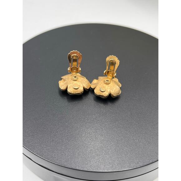 Coro Signed Vintage Gold-tone Flower Faux Creamy Pearl Center Clip On Earrings - Picture 6 of 8